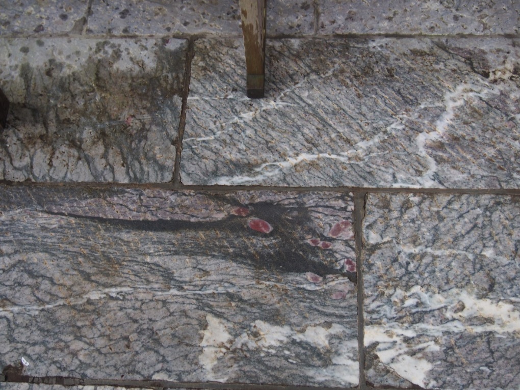 石畳に浮き出る龍