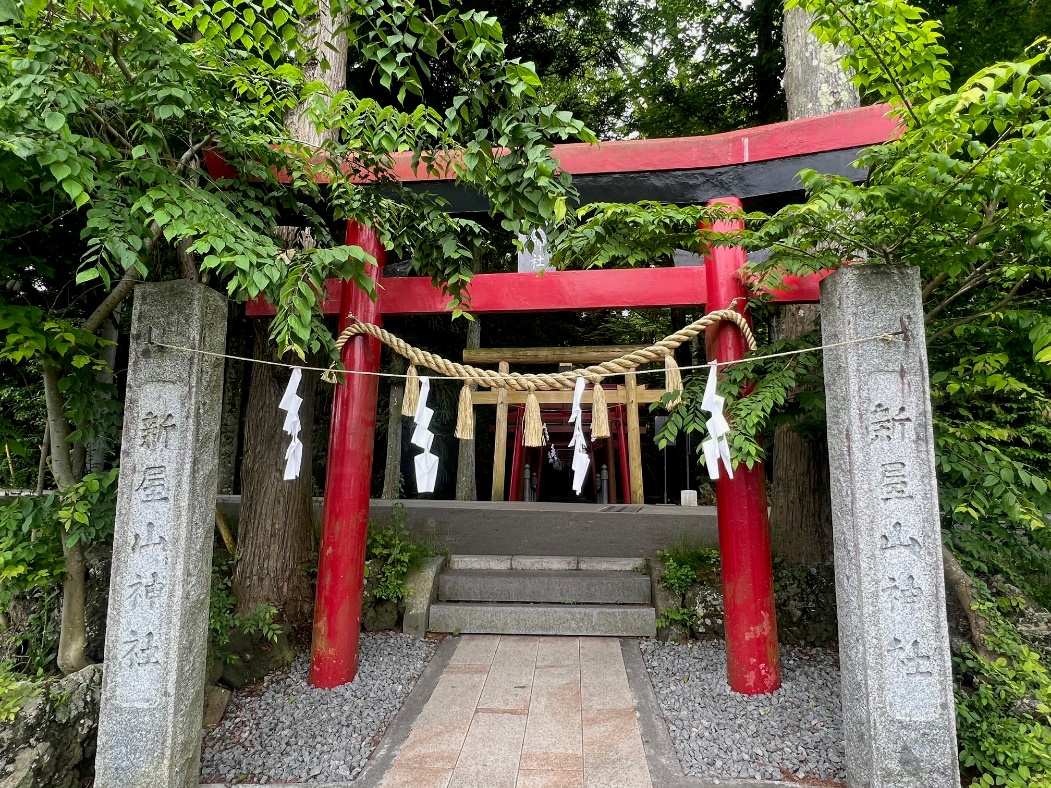 なぜ有名に?新屋山神社とは