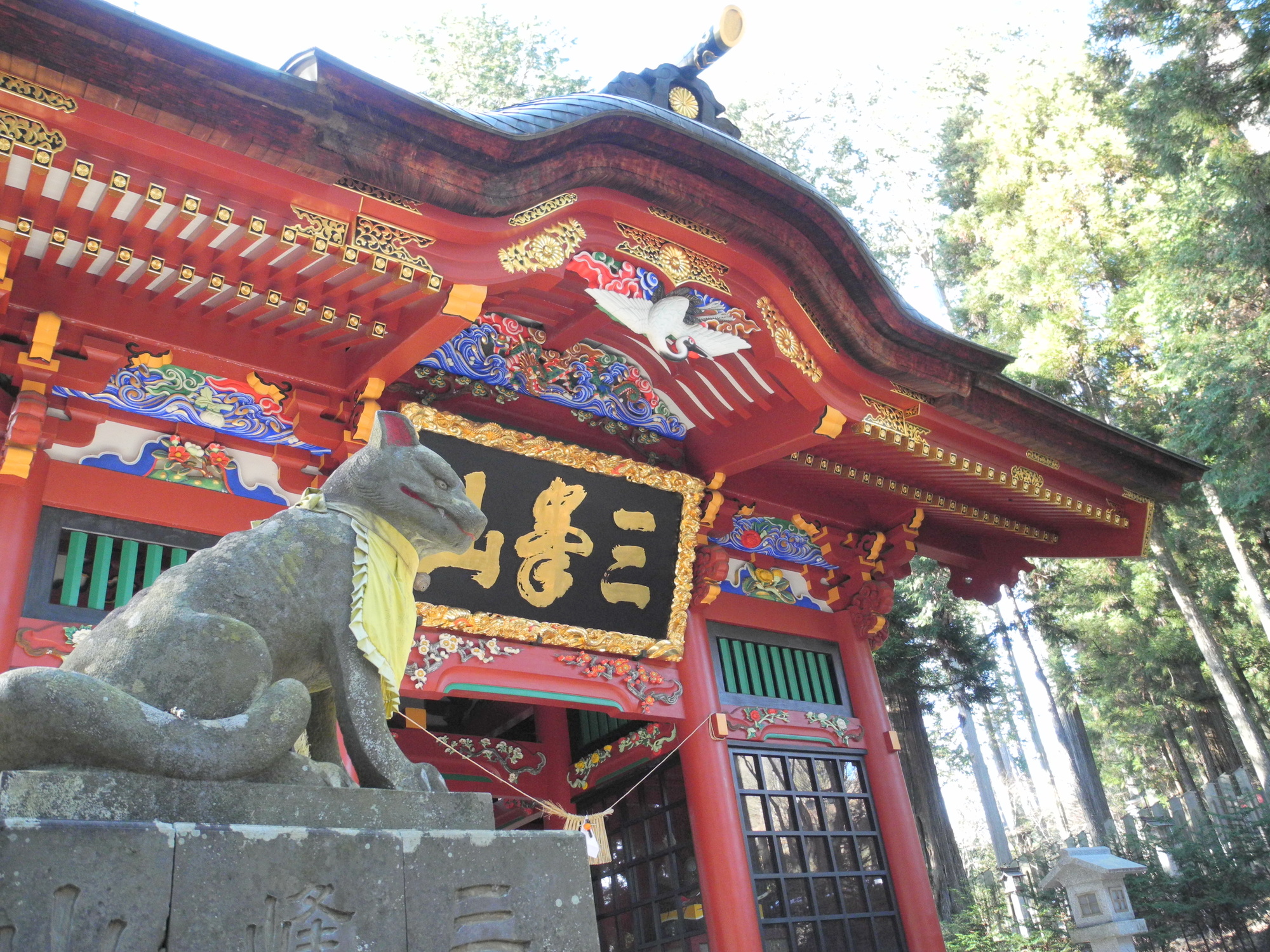 オオカミいっぱいの境内